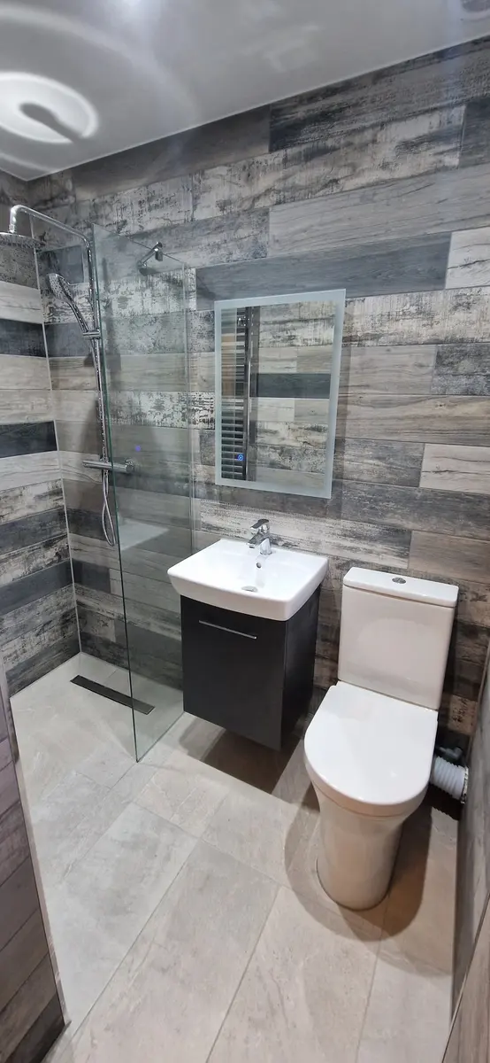 Walk-in shower with wood-effect tiles, wall-hung vanity and toilet